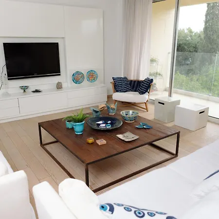 Apartment 3br Beachfront Gem In *