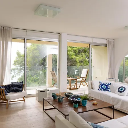 Apartment 3br Beachfront Gem In *