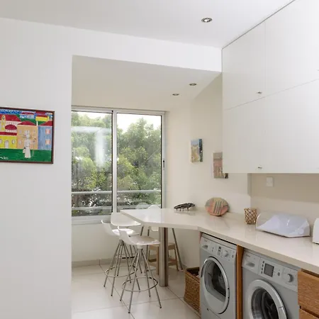 3br Beachfront Gem In Апартаменты Лимасол