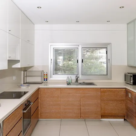 Апартаменты 3br Beachfront Gem In Лимасол