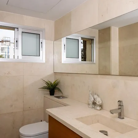 דירה 3br Beachfront Gem In לימסול