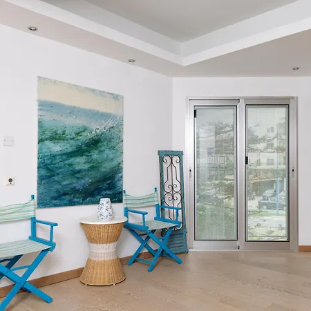 3br Beachfront Gem In דירה