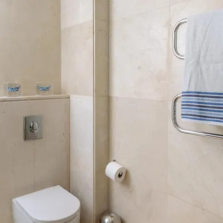 דירה 3br Beachfront Gem In לימסול