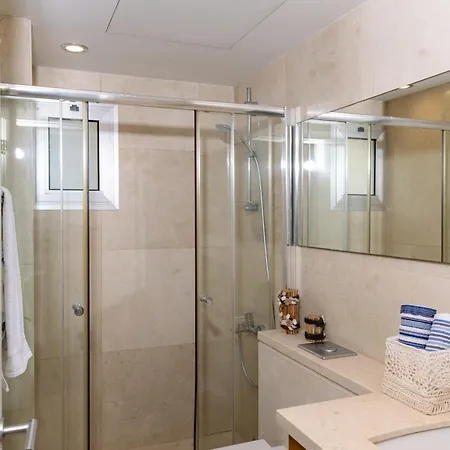 דירה 3br Beachfront Gem In לימסול