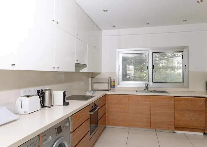 3br Beachfront Gem In * 利马索尔