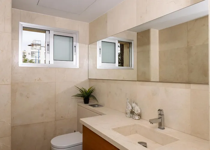 شقة 3br Beachfront Gem In ليماسول