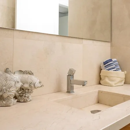 3br Beachfront Gem In Apartmán Lemesos